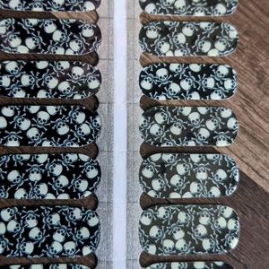 Nail Wraps - Skull and Crossbones 🏴‍☠️☠️